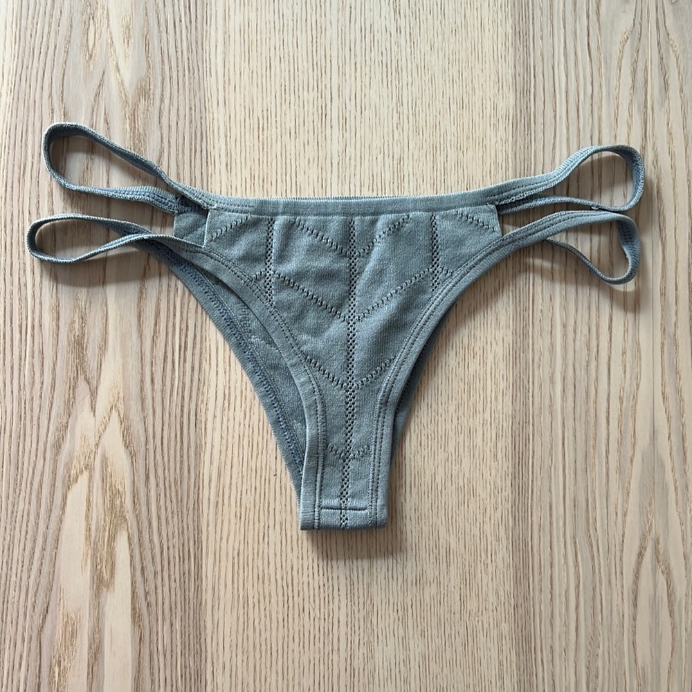 Beach Riot Stone Cold Fox bottom